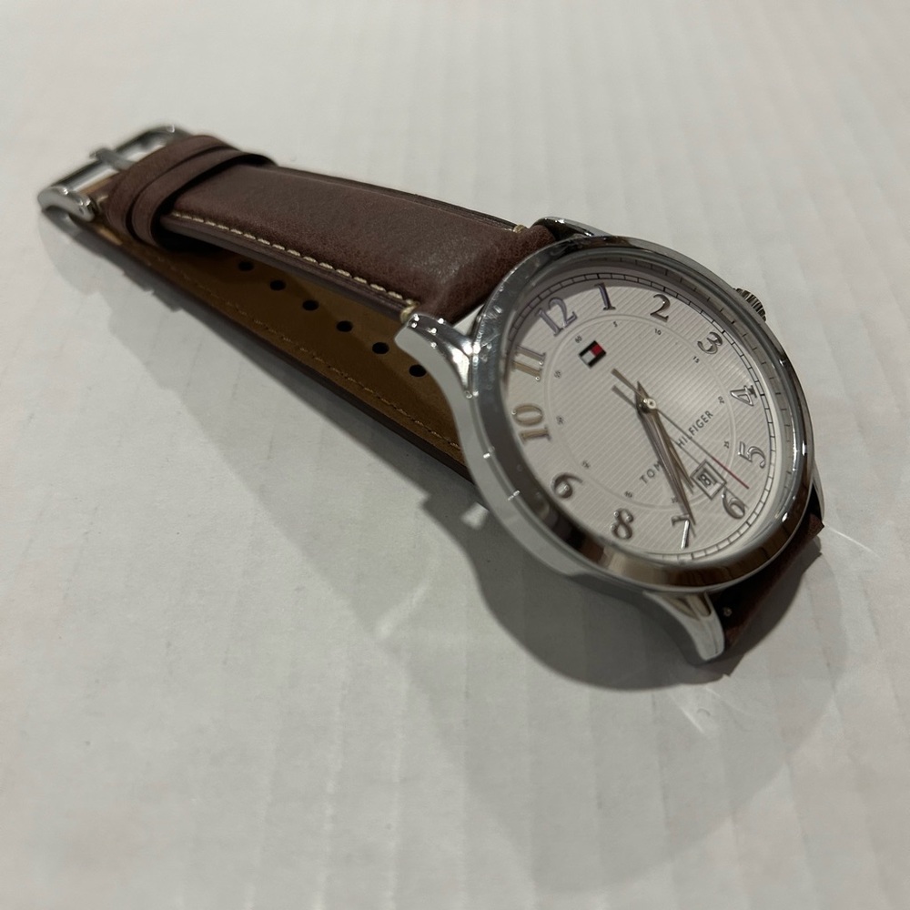 LIKE NEW!! Tommy Hilfiger
- Model: TH.142.25.1014